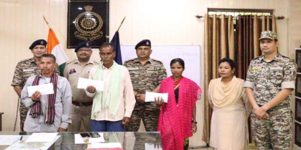 3 नक्सलियाें ने किया आत्मसमर्पण 3 नक्सलियाें ने किया आत्मसमर्पण