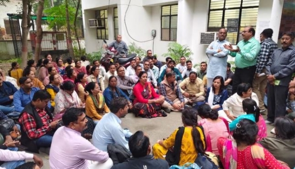 बीएसए कार्यालय पर धरना देते शिक्षक नेता और शिक्षक, वेतन रोकने के आदेश के खिलाफ की नारेबाजी। बीएसए कार्यालय पर धरना देते शिक्षक नेता और शिक्षक, वेतन रोकने के आदेश के खिलाफ की नारेबाजी।