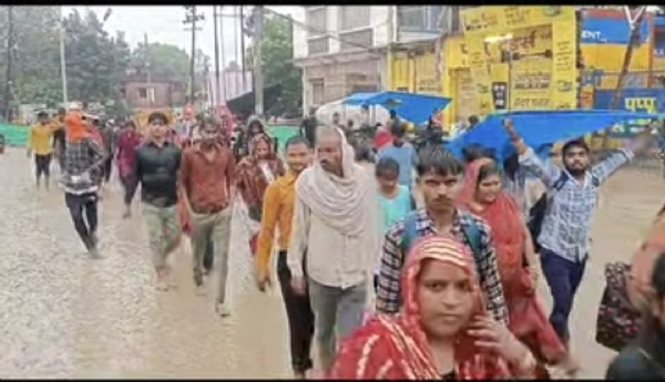 रिमझिम बरसात में  श्रद्धालु कर रहे हैं 14 कोसी परिक्रमा रिमझिम बरसात में  श्रद्धालु कर रहे हैं 14 कोसी परिक्रमा