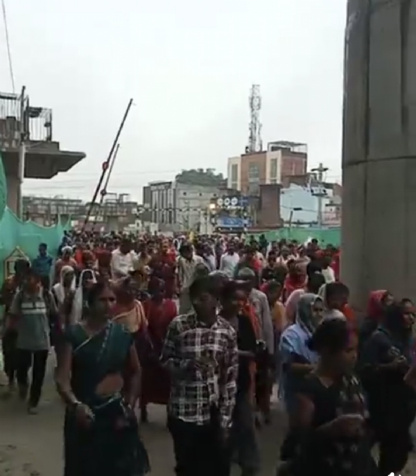 रिमझिम बरसात में  श्रद्धालु कर रहे हैं 14 कोसी परिक्रमा रिमझिम बरसात में  श्रद्धालु कर रहे हैं 14 कोसी परिक्रमा