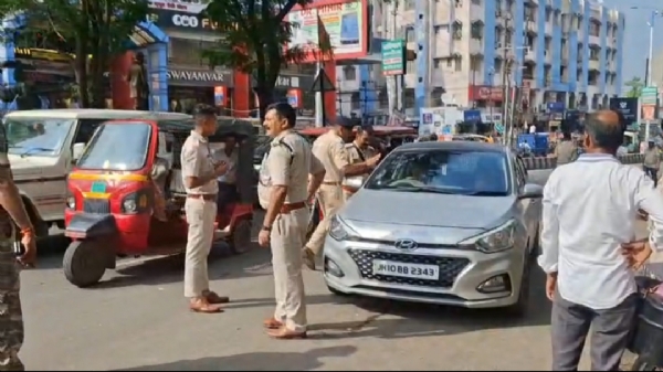 सड़क पर वाहन जांच करते ट्रैफिक डीएसपी