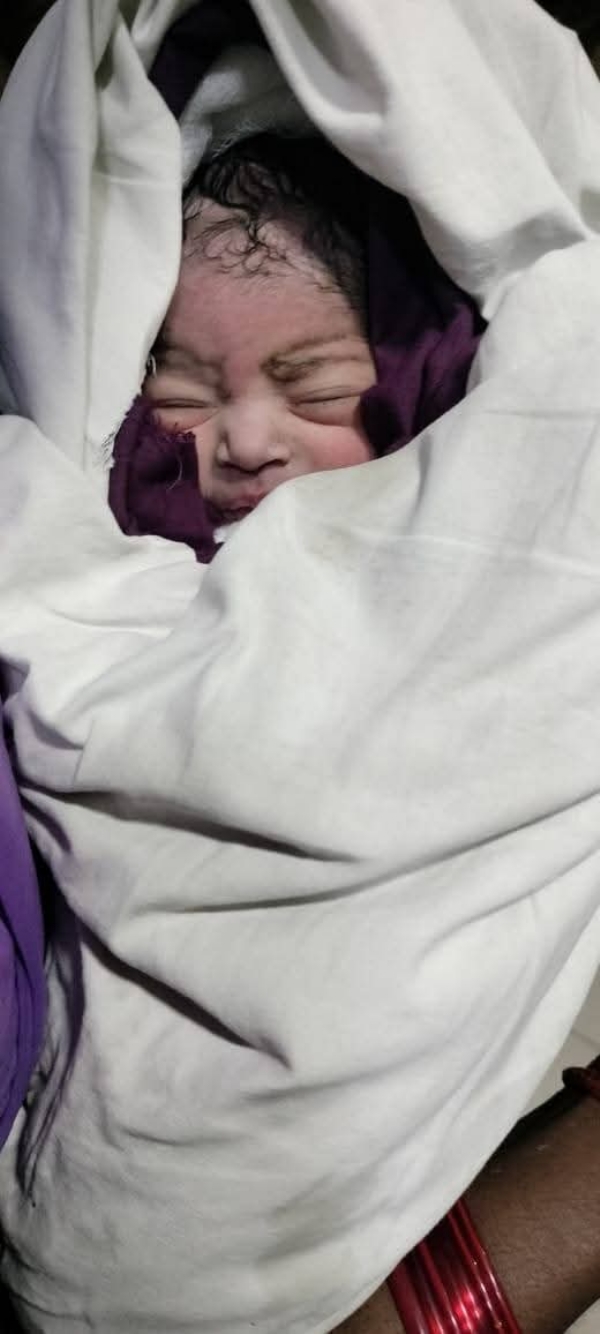 नवजात बच्ची की फोटो