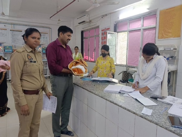 बच्ची लेकर पहुंचे