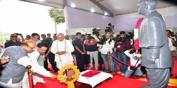 बिहार के राज्यपाल आरिफ मोहम्मद खान दिल्ली विधानसभा अध्यक्ष विजेंद्र गुप्ता के साथ परिसर में आयोजित विशेष प्रदर्शनी “सरदार पटेल और भारत के एकीकरण की यात्रा” का दीप प्रज्ज्वलित कर शुभारंभ  करते बिहार के राज्यपाल आरिफ मोहम्मद खान दिल्ली विधानसभा अध्यक्ष विजेंद्र गुप्ता के साथ परिसर में आयोजित विशेष प्रदर्शनी “सरदार पटेल और भारत के एकीकरण की यात्रा” का दीप प्रज्ज्वलित कर शुभारंभ  करते