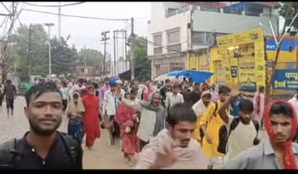 रिमझिम बरसात में  श्रद्धालु कर रहे हैं 14 कोसी परिक्रमा रिमझिम बरसात में  श्रद्धालु कर रहे हैं 14 कोसी परिक्रमा