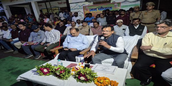 ग्राम चन्दरसी में रात तक डटे रहे अधिकारी, डीएम ने जनचौपाल में सुनी जनता की हर बात