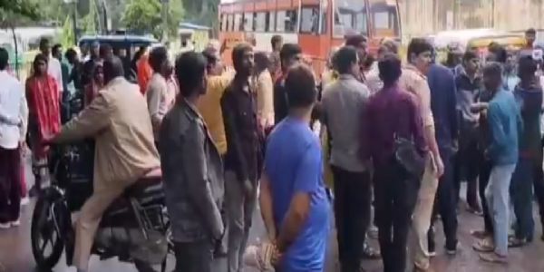 रवि हत्याकांड : परिजनों ने जिला कारागार के पास सड़क पर लगाया जाम