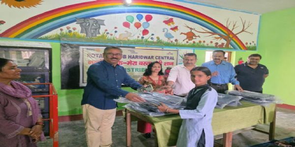 रोटरी क्लब सेंट्रल ने बच्चों को बांटे स्कूल बैग