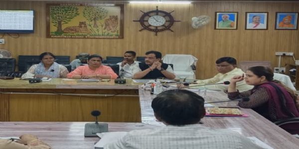 स्कूलों का निरीक्षण नहीं करने से डीएम नाराज, अधिकारियों से जवाब तलब