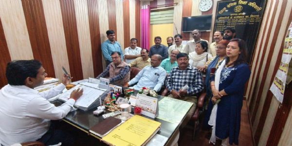 वेतन रोकने पर भड़के शिक्षक, बीएसए दफ्तर पर धरना देकर बैठे