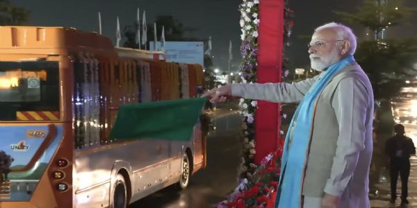 प्रधानमंत्री मोदी ने गुजरात के स्टैच्यू ऑफ यूनिटी में 25 नई ई-बसों को दिखाई हरी झंडी