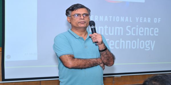 क्वांटम मेकैनिक्स के 100 वर्ष’ पूरे होने पर आईआईटी कानपुर में प्रो मनोज के हरबोला ने दिया विशेष व्याख्यान