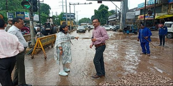 ग्वालियरः कलेक्टर ने किया सड़कों का निरीक्षण, डिवाइडरों एवं रोड किनारे की झाड़ियों की छटनी के दिए निर्देश