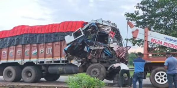 दांतन में ट्रक की खड़ी कंटेनर से जोरदार टक्कर, घायल चालक