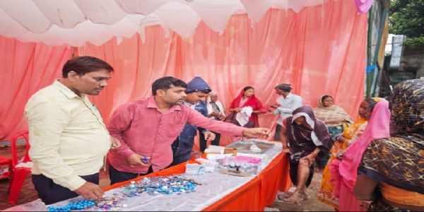 भीगते परिक्रमार्थियों की सेवा में संघ, पूर्व सैनिक परिषद एवं होम्योपैथी महासंघ के स्वयंसेवक