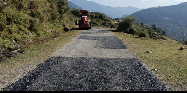 राजगढ़ी सरनौल मोटर मार्ग में खराब डामर से ग्रामीण नाराज