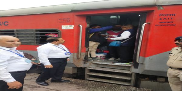 मुरादाबाद रेलवे स्टेशन पर चला किलेबंदी टिकट चेकिंग अभियान, वसूले 1,13,120