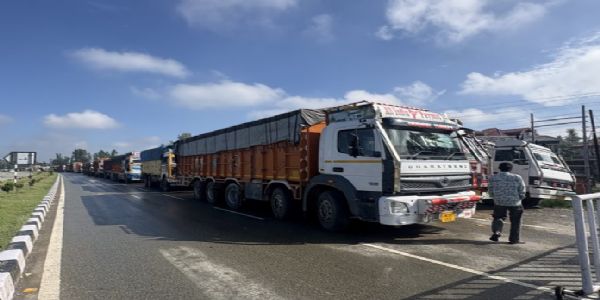 जम्मू-श्रीनगर राष्ट्रीय राजमार्ग यातायात के लिए बहाल