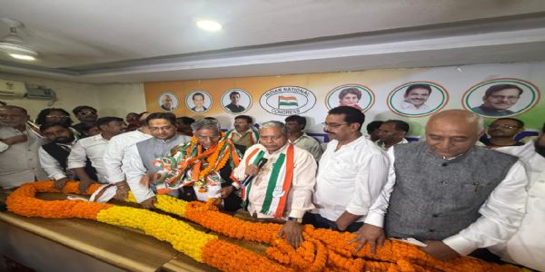 पूर्व विधायक उमाशंकर अकेला सहित कई लोग हुए कांग्रेस में शामिल