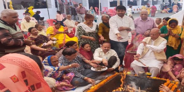 गोपाष्टमी पर गौ पूजन के लिए गौशाला सभा में श्रद्धालुओं की भीड़