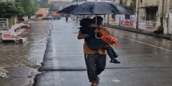 मोंथा तूफान का असर, पूरे दिन होती रही मूसलाधार बारिश