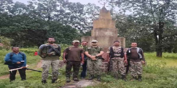 बीजापुर : सुरक्षाबलाें ने 15 फीट ऊंचे नक्सली स्मारक किया ध्वस्त