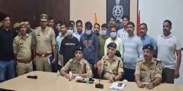 अलीगढ़ में धार्मिक नारा लिखकर रची अपनी ही साजिश में फंसे युवक, चार गिरफ्तार