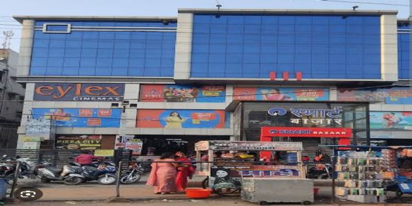 रास्ता पर कब्जा को लेकर दुकानदारों ने बिल्डर पर लगाया मनमानी का आरोप