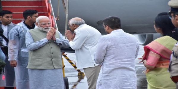 प्रधानमंत्री मोदी का गुजरात के वडोदरा हवाई अड्डे पर ऊष्मापूर्ण स्वागत प्रधानमंत्री मोदी का गुजरात के वडोदरा हवाई अड्डे पर ऊष्मापूर्ण स्वागत