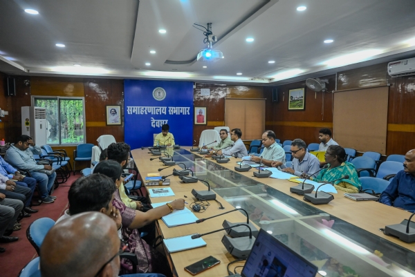 बैठक में डीसी नमन प्रियेश लकड़ा समेत अन्य बैठक में डीसी नमन प्रियेश लकड़ा समेत अन्य