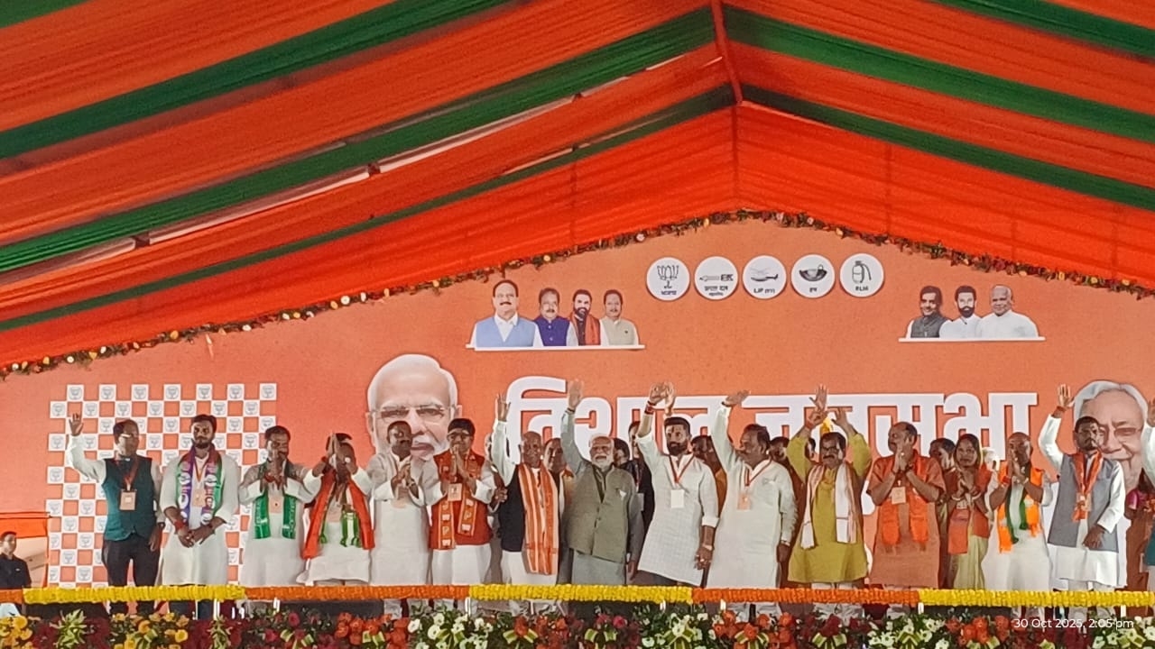 जंगलराज वाले शिकारी यहां के लोगों को गुमराह करने में लगे हैं: प्रधानमंत्री नरेंद्र मोदी जंगलराज वाले शिकारी यहां के लोगों को गुमराह करने में लगे हैं: प्रधानमंत्री नरेंद्र मोदी