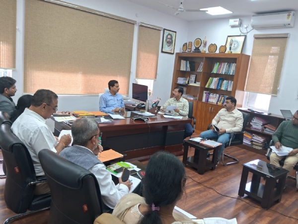 बैठक में अपर मुख्य सचिव अजय कुमार सिंह समेत अन्य