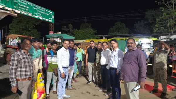 जिला प्रशासन की सहायता से दलाल के चंगुल से मजदूरों को सुरक्षित छुड़ाया गया जिला प्रशासन की सहायता से दलाल के चंगुल से मजदूरों को सुरक्षित छुड़ाया गया