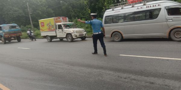 राजमार्ग पर रात के समय यातायात पर प्रतिबंध राजमार्ग पर रात के समय यातायात पर प्रतिबंध