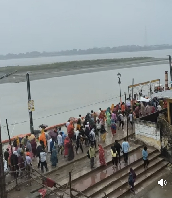 रिमझिम बरसात में  श्रद्धालु कर रहे हैं 14 कोसी परिक्रमा रिमझिम बरसात में  श्रद्धालु कर रहे हैं 14 कोसी परिक्रमा