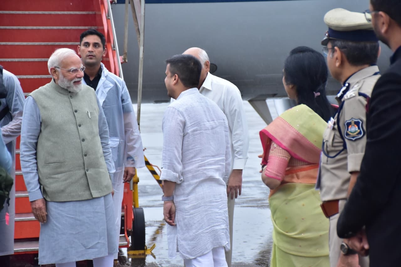 प्रधानमंत्री मोदी का गुजरात के वडोदरा हवाई अड्डे पर ऊष्मापूर्ण स्वागत प्रधानमंत्री मोदी का गुजरात के वडोदरा हवाई अड्डे पर ऊष्मापूर्ण स्वागत