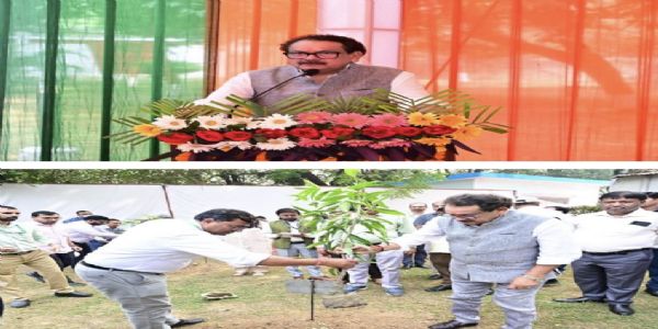 केंद्रीय मंत्री एस.पी. बघेल ने चलाया स्वच्छता और ‘एक पेड़ मां के नाम’ अभियान केंद्रीय मंत्री एस.पी. बघेल ने चलाया स्वच्छता और ‘एक पेड़ मां के नाम’ अभियान