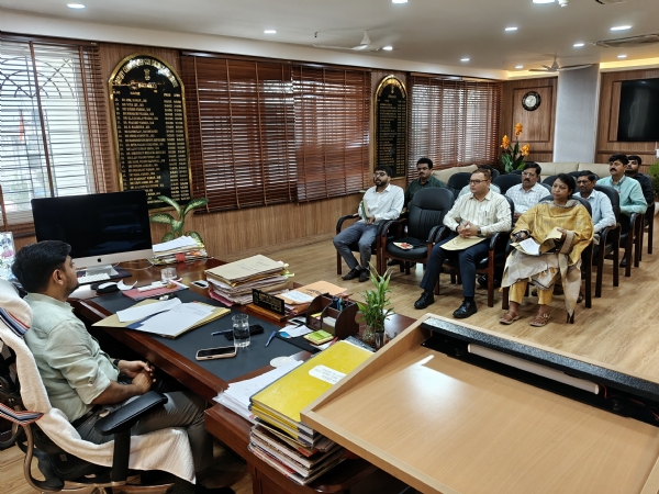 बैठक करते उपायुक्त बैठक करते उपायुक्त