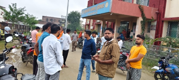 अनुमंडलीय अस्पताल हुसैनाबाद में मृतक के परिजन अनुमंडलीय अस्पताल हुसैनाबाद में मृतक के परिजन