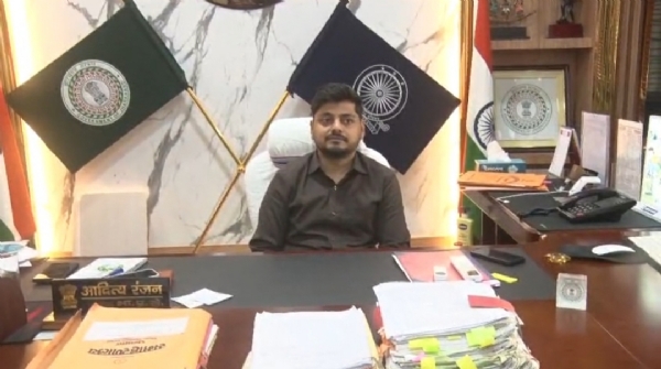 जानकारी देते उपायुक्त जानकारी देते उपायुक्त