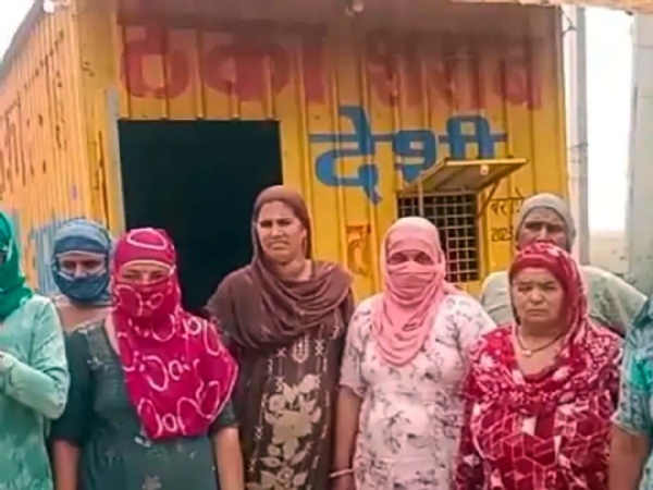 ठेके के खिलाफ विरोध जताती महिलाएं। ठेके के खिलाफ विरोध जताती महिलाएं।