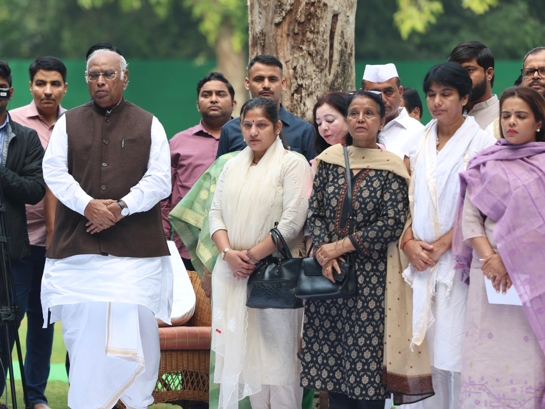 इंदिरा गांधी की 41वीं पुण्यतिथि पर सोनिया गांधी, राहुल गांधी और मल्लिकार्जुन खरगे नेताओं ने दी श्रद्धांजलि इंदिरा गांधी की 41वीं पुण्यतिथि पर सोनिया गांधी, राहुल गांधी और मल्लिकार्जुन खरगे नेताओं ने दी श्रद्धांजलि