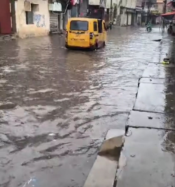 अररिया फोटो:सदर रोड बाजार में जल जमाव में फंसा स्कूल वैन अररिया फोटो:सदर रोड बाजार में जल जमाव में फंसा स्कूल वैन