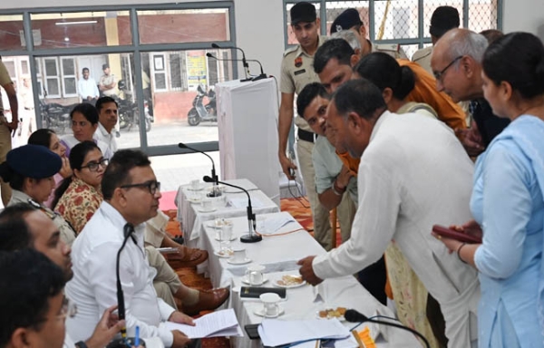 सोनीपत जिला परिषद हॉल में शुक्रवार  को उपायुक्त सुशील सारवान सुनवाई करते हुए सोनीपत जिला परिषद हॉल में शुक्रवार  को उपायुक्त सुशील सारवान सुनवाई करते हुए