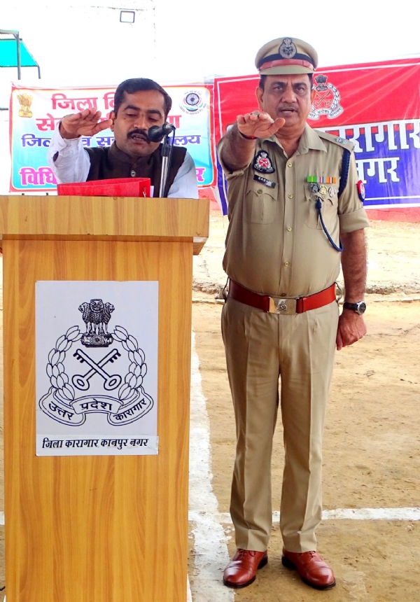 जिला कारागार में बंदियों को शपथ दिलाने अपर जिला जज कमलेश कुमार मौर्य व जेल अधीक्षक बीडी पांडेय का छायाचित्र जिला कारागार में बंदियों को शपथ दिलाने अपर जिला जज कमलेश कुमार मौर्य व जेल अधीक्षक बीडी पांडेय का छायाचित्र