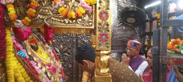 मां  विंध्यवासिनी का पूजा-अर्चना करते हिमाचल प्रदेश के राज्यपाल शिव प्रताप शुक्ल। मां  विंध्यवासिनी का पूजा-अर्चना करते हिमाचल प्रदेश के राज्यपाल शिव प्रताप शुक्ल।