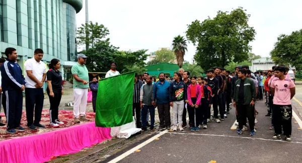 कानपुर में सरदार वल्लभ भाई पटेल की जयंती के अवसर पर रन फ़ॉर यूनिटी यात्रा को हरी झंडी दिखाकर रवाना करते जिलाधिकारी जितेन्द्र प्रताप सिंह व अन्य का छायाचित्र कानपुर में सरदार वल्लभ भाई पटेल की जयंती के अवसर पर रन फ़ॉर यूनिटी यात्रा को हरी झंडी दिखाकर रवाना करते जिलाधिकारी जितेन्द्र प्रताप सिंह व अन्य का छायाचित्र