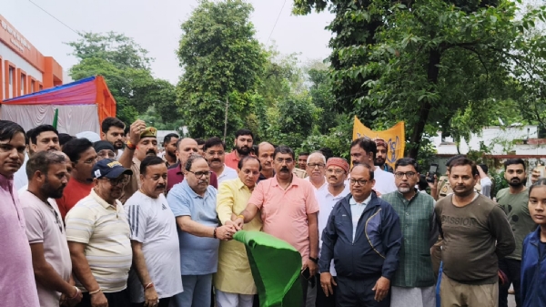 हरी झंडी दिखाते शंकर गिरी हरी झंडी दिखाते शंकर गिरी