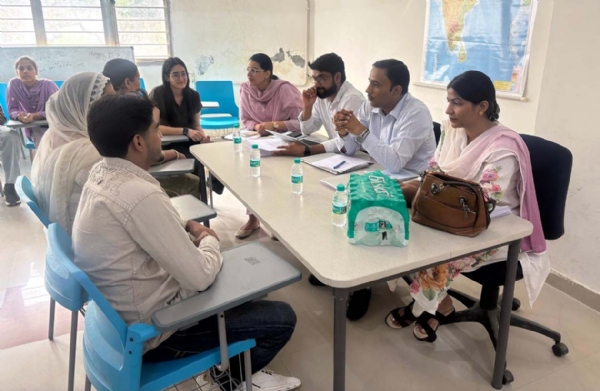 अभिभावक-शिक्षक संवाद कार्यक्रम में उपस्थित शिक्षक, विद्यार्थी एवं अभिभावक। अभिभावक-शिक्षक संवाद कार्यक्रम में उपस्थित शिक्षक, विद्यार्थी एवं अभिभावक।