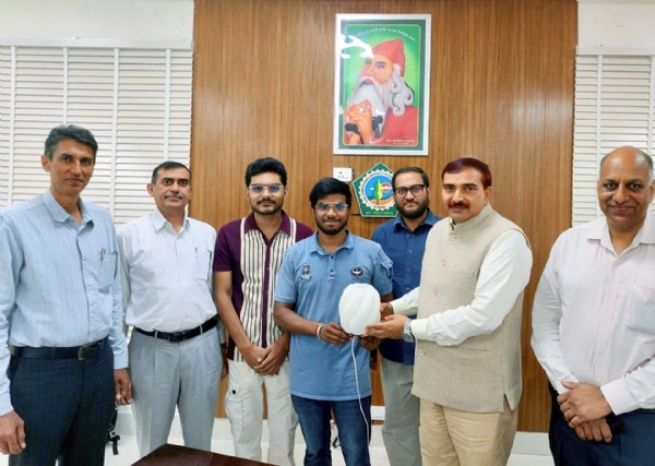 कुलपति प्रो. नरसी राम बिश्नोई को पहला पर्यावरण अनुकूल लैंप भेंट करते विद्यार्थी साहिल व भरत। कुलपति प्रो. नरसी राम बिश्नोई को पहला पर्यावरण अनुकूल लैंप भेंट करते विद्यार्थी साहिल व भरत।